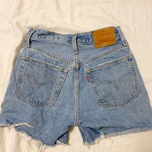 Levi’s Wedgie Fit shorts size 24